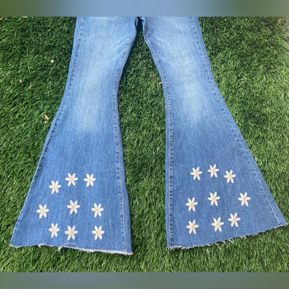 FOREVER 21
Medium Blue Embroidered Floral Flare Jeans Size 26 - Picture 7 of 8